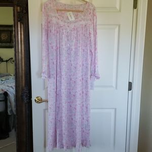 100% rayon. New with tags. Small roses with lace.